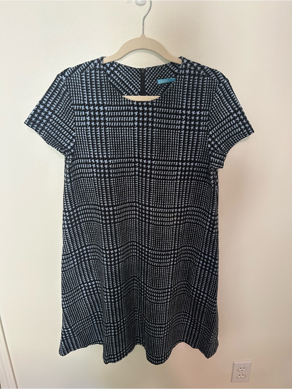 J McLaughlin Blue Plaid Short Sleeve Round Neck Back Zip Pockets Rayon Dress